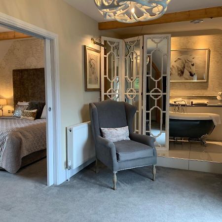 The Wheatsheaf Hotel, Sandbach Extérieur photo A suite at The Swan