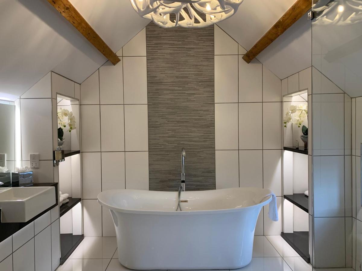 The Wheatsheaf Hotel, Sandbach Extérieur photo Bathroom with a freestanding bath
